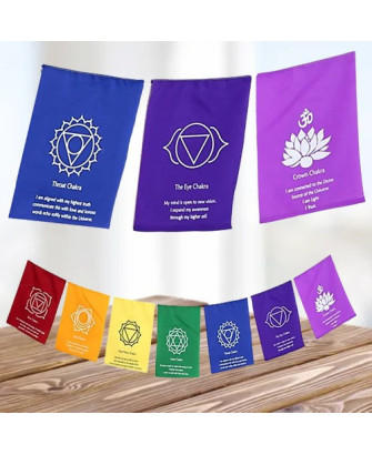 7 Banderas Chakra en Una Cuerda con Texto